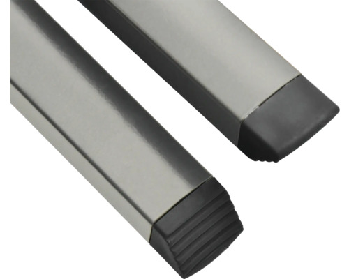 Detailaufnahme von zwei silberfarbenen Vierkantrohren mit schwarzen Kunststoffkappen