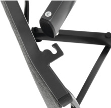 Vue détaillée d'une chaise de jardin avec cadre en métal et revêtement en tissu