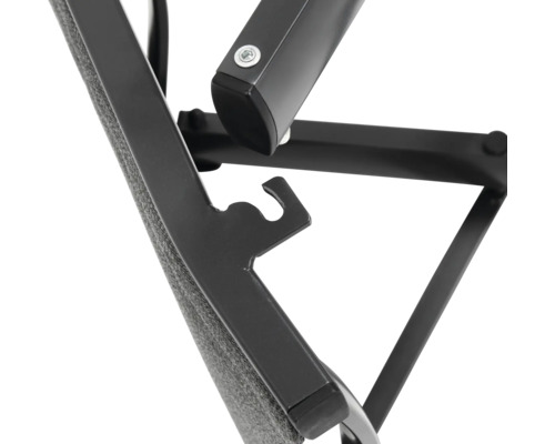 Vue détaillée d'une chaise de jardin avec cadre en métal et revêtement en tissu