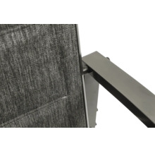 Vue détaillée d'une chaise de jardin avec revêtement textile et cadre métallique