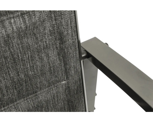 Vue détaillée d'une chaise de jardin avec revêtement textile et cadre métallique