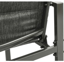 Vue détaillée d'une chaise de jardin avec cadre en métal et revêtement en tissu