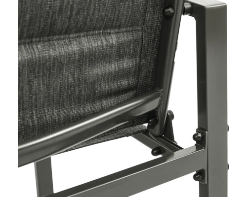 Vue détaillée d'une chaise de jardin avec cadre en métal et revêtement en tissu