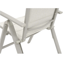 Vue détaillée d'une chaise de jardin avec accoudoir et revêtement textile