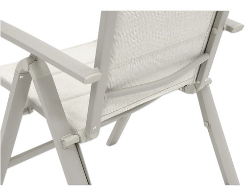 Vue détaillée d'une chaise de jardin avec accoudoir et revêtement textile