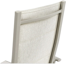 Vue détaillée du dossier d'une chaise de jardin avec revêtement textile