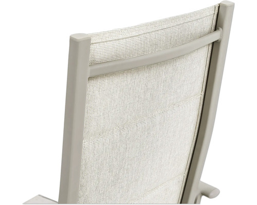 Vue détaillée du dossier d'une chaise de jardin avec revêtement textile