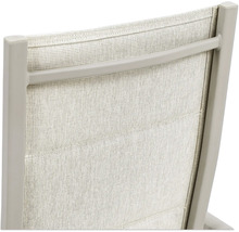 Vue détaillée du dossier d'une chaise de jardin avec revêtement textile
