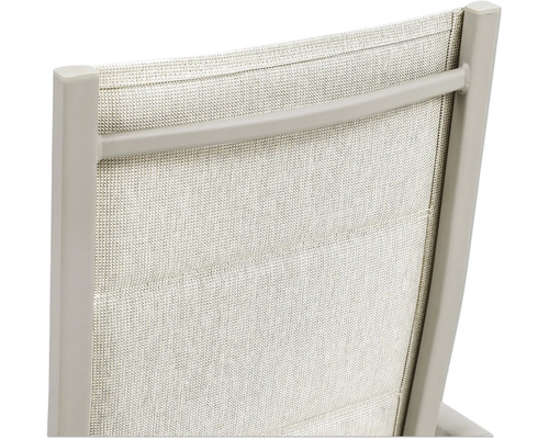 Vue détaillée du dossier d'une chaise de jardin avec revêtement textile