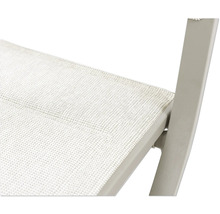 Gros plan d'une chaise de jardin avec revêtement textile et cadre métallique.