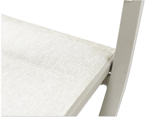 Gros plan d'une chaise de jardin avec revêtement textile et cadre métallique.