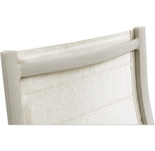 Vue détaillée du dossier d'une chaise de jardin avec revêtement textile