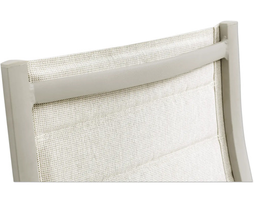 Vue détaillée du dossier d'une chaise de jardin avec revêtement textile