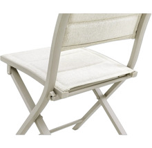 Gros plan d'une chaise pliante de jardin avec assise en textile