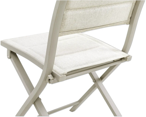 Gros plan d'une chaise pliante de jardin avec assise en textile