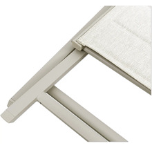 Vue détaillée d'une chaise longue de jardin avec revêtement textile et structure métallique