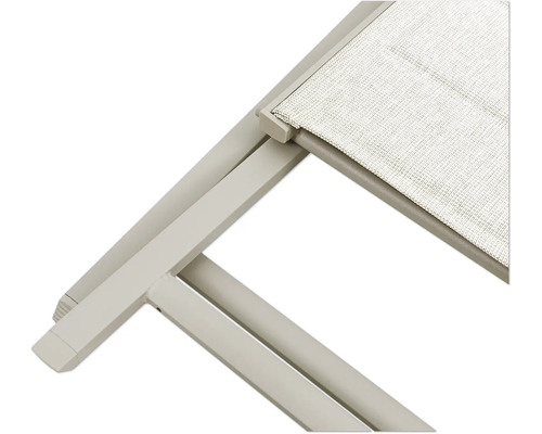 Vue détaillée d'une chaise longue de jardin avec revêtement textile et structure métallique