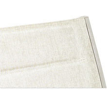 Gros plan d'une surface de couchage avec revêtement en tissu et cadre.