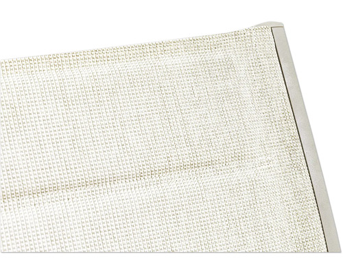 Gros plan d'une surface de couchage avec revêtement en tissu et cadre.