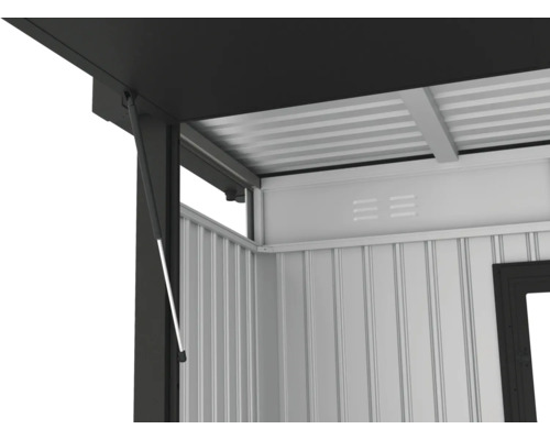 Detailansicht einer Gartenlaube mit geöffnetem Fenster und Gasdruckfeder