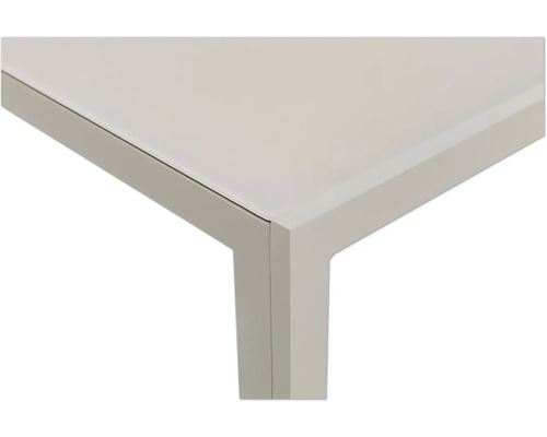 Gros plan d'une table avec un pied de table