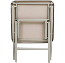 Zusammengeklappter rechteckiger Klapptisch mit Metallrahmen