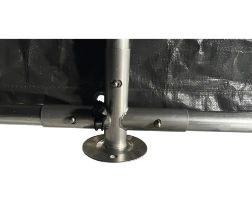 Gros plan d'une structure de tente avec une bâche noire et un cadre métallique argenté.