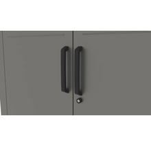 Detailansicht eines abschliessbaren Metallschranks mit Griffen