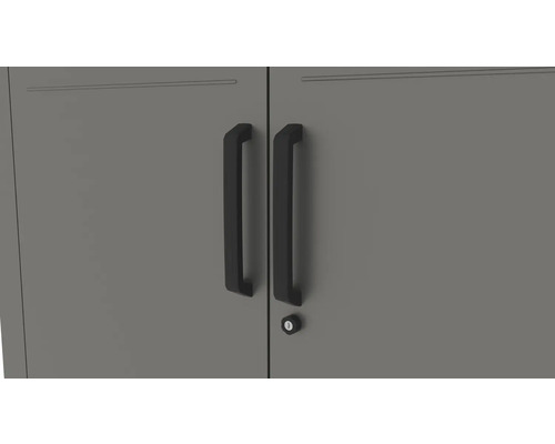 Detailansicht eines abschliessbaren Metallschranks mit Griffen