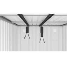 Vue intérieure d'un abri de jardin avec des supports de vélos montés au plafond