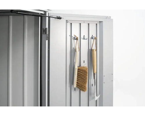 Innenansicht eines Gerätehauses mit Haken zum Aufhängen von Gartengeräten