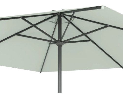 Detailansicht eines Sonnenschirms mit Metallgestell und Stoffbespannung