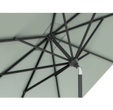 Ansicht von unten auf einen Sonnenschirm mit Streben und Mast