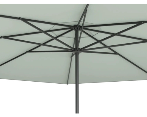 Detailansicht eines Sonnenschirms mit Metallgestell