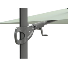 Soluna Logo auf einem Sonnenschirm mit Kurbelmechanismus