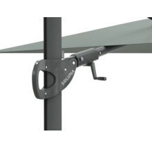 Soluna Logo auf einem Sonnenschirm mit Kurbelmechanismus.