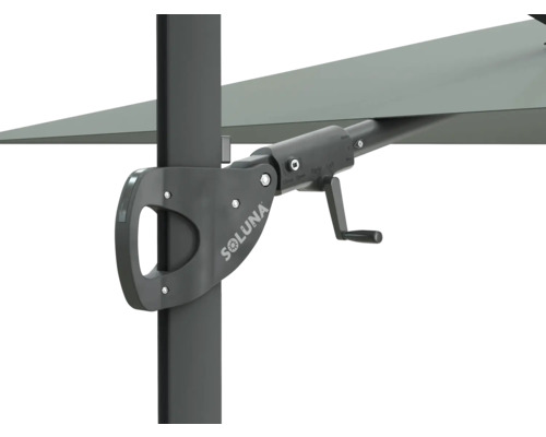 Soluna Logo auf einem Sonnenschirm mit Kurbelmechanismus.