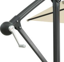Gros plan d'un parasol avec mécanisme à manivelle et logo Soluna