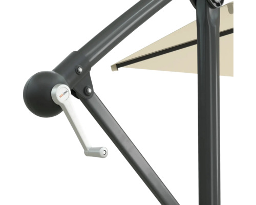 Gros plan d'un parasol avec mécanisme à manivelle et logo Soluna