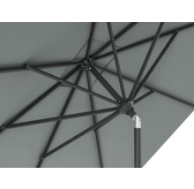 Gros plan d'un parasol avec structure métallique et revêtement en tissu