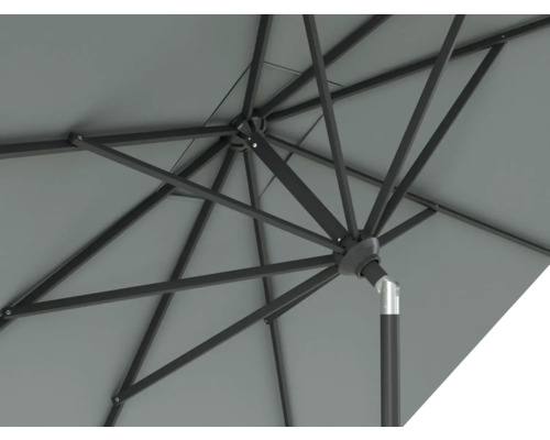 Gros plan d'un parasol avec structure métallique et revêtement en tissu