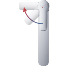 Laufen Logo auf einer Armatur mit Wasserhahnhebel und einem Pfeil, der die Bewegung des Hebels zeigt