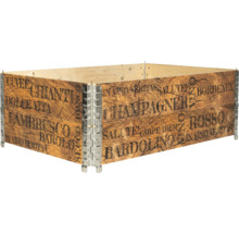 Hochbeet aus Holz mit Aufdruck verschiedener Weinsorten