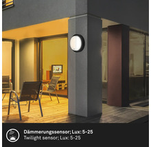 Aussenwandleuchte mit Dämmerungssensor an einer Gebäudeecke