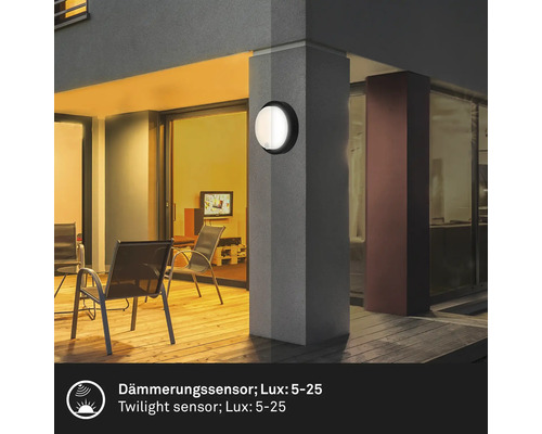 Aussenwandleuchte mit Dämmerungssensor an einer Gebäudeecke