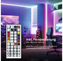 LED-Strip in einem Zimmer mit Fernbedienung zur Steuerung der Beleuchtung