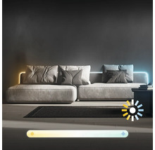 Wohnzimmer mit Couch, Kissen und indirekter Beleuchtung