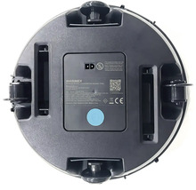 Dessous d'un robot aspirateur avec roues et compartiment à piles