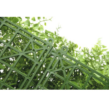 Vue détaillée d'un tapis végétal artificiel avec une structure de grille en plastique.