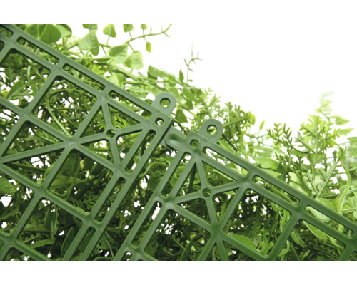 Vue détaillée d'un tapis végétal artificiel avec une structure de grille en plastique.